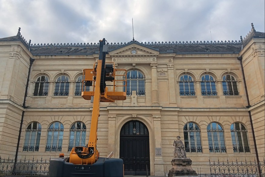 Des tags découverts sur la façade du tribunal d’Auch : une enquête ouverte