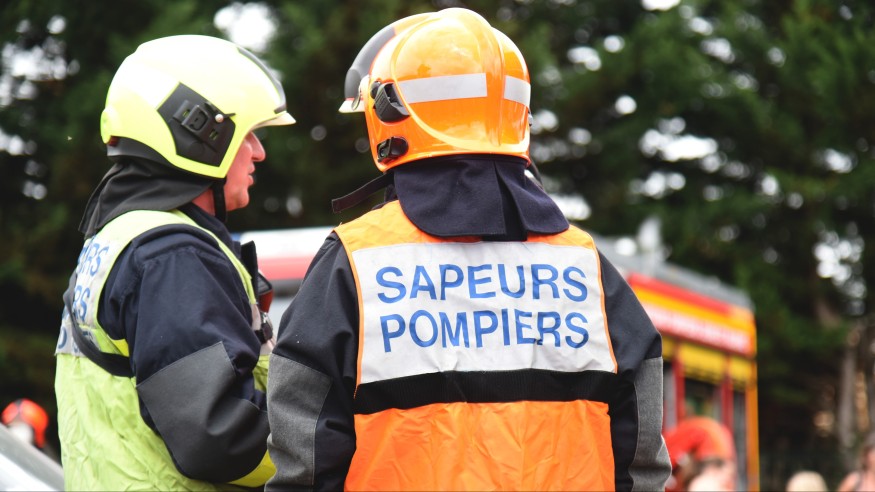 Hautes-Pyrénées : sa voiture quitte la route et percute un arbre, le conducteur de 18 ans grièvement blessé