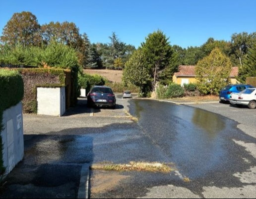 Depuis quatre jours, l’eau coule sans discontinuer dans cette résidence de Mirande : les habitants craignent la facture