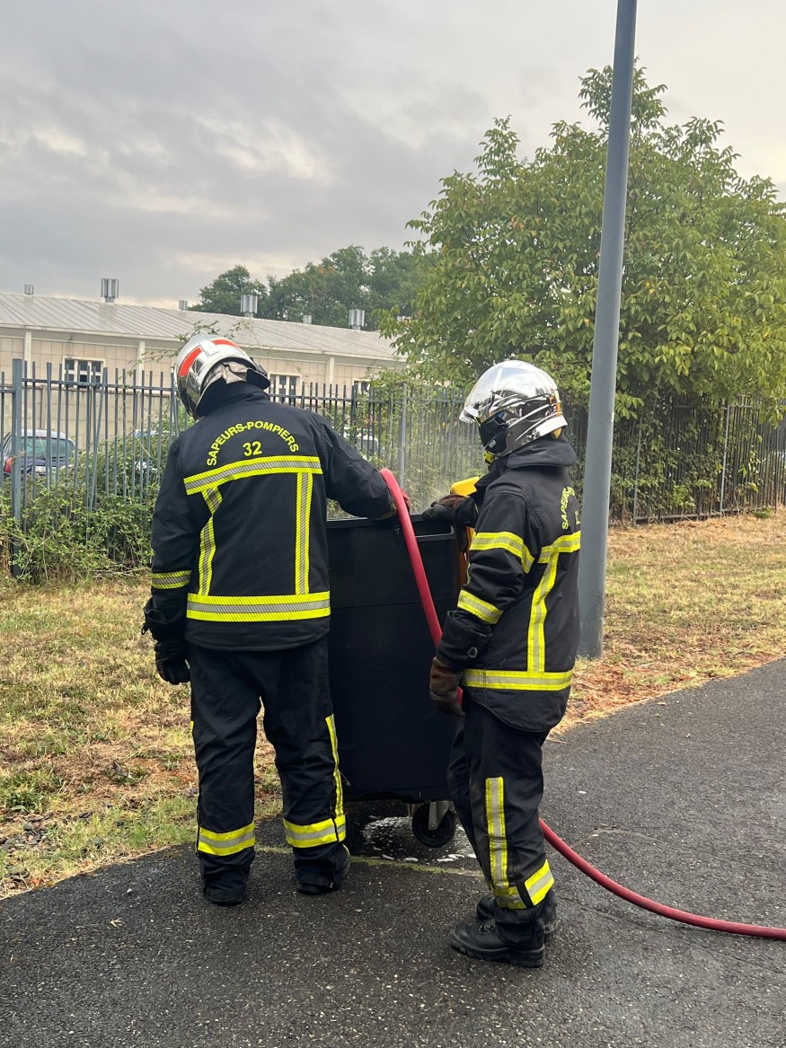 « Un acte inacceptable » : le SDIS 65 dénonce l’agression d’un pompier de Tarbes lors de l’extinction d’un feu de poubelles lors du 4e acte de mobilisation des lycéens