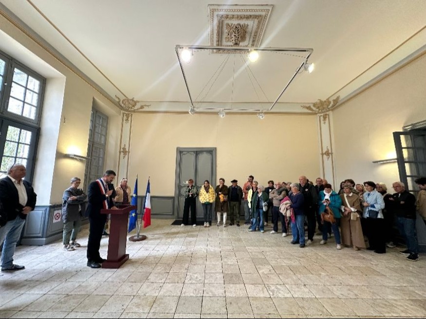 Des rassemblements "républicains" organisés devant les mairies pour condamner les violences